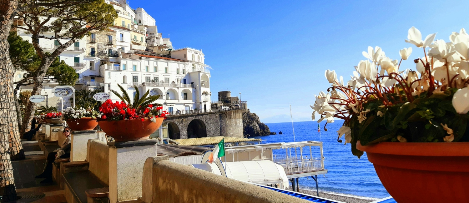 Image for Amalfi Coast Decor: Mediterranean-Inspired Design for Summer