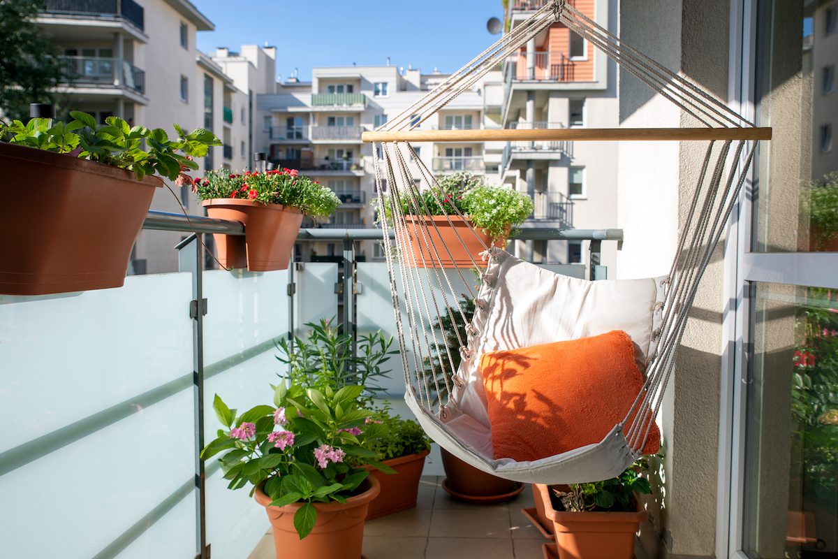 outdoor balcony ideas for entertaining and decorating