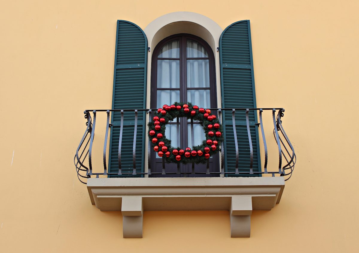 outdoor balcony ideas for holiday decor