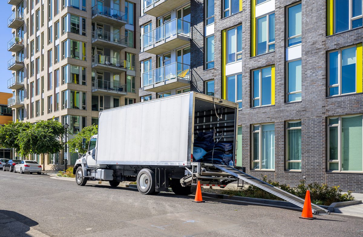 Moving truck, how to hire movers