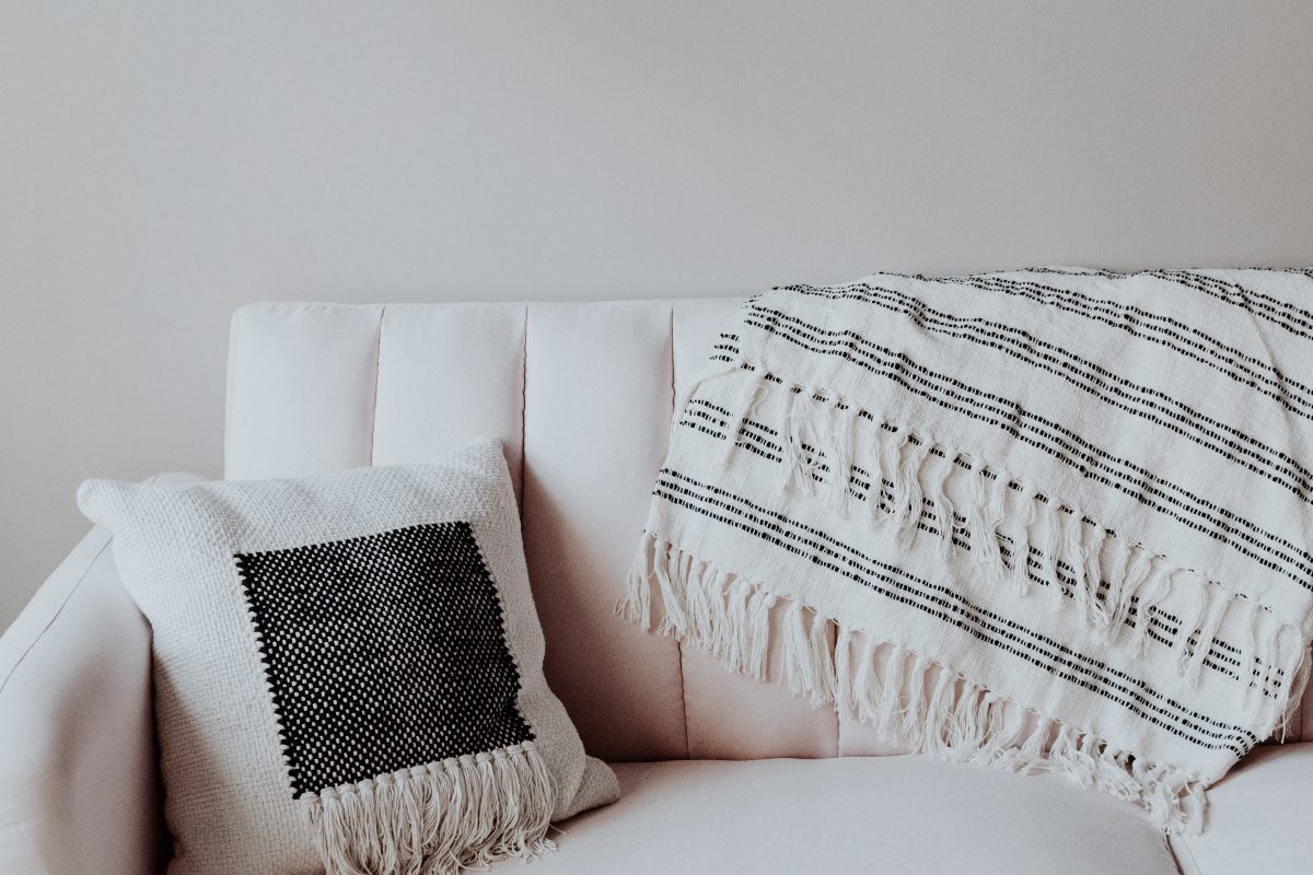 try neautral geometric patterend pillows in your minimalistic living room